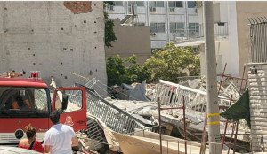 Κατάρρευση πολυκατοικίας στα Πετράλωνα: Σε επιφυλακή το ΕΚΑΒ - Τρία ασθενοφόρα στο σημείο