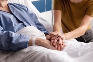 Ποιος φροντίζει τους φροντιστές; Οι «αόρατοι» άνθρωποι πίσω από τους ασθενείς…