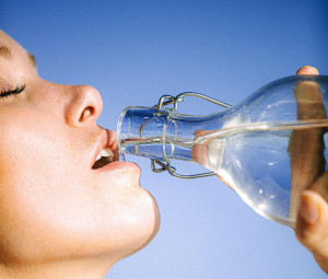 Οι επτά καταλληλότερες στιγμές μέσα στη μέρα για να πιείτε νερό