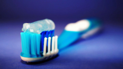 Τι προκαλεί κιτρίνισμα και λεκέδες στα δόντια μας και πως μπορούμε να το αντιμετωπίσουμε