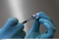 Covid -19: Η τρίτη δόση εμβολιασμού «σφραγίζει» την ανοσία σε τρεις μέρες το πολύ