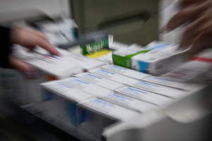 Σε υπουργική απόφαση η διάσπαση της δαπάνης του ΕΟΠΥΥ για τα φάρμακα κοινότητας