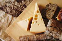Το τυρί που «κλείνει την πόρτα» στην Οστεοπόρωση - Ένα κομμάτι την ημέρα αρκεί