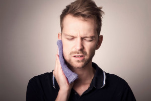 Κακή στοματική υγεία και πόνος στο αυτί: Ποια είναι η σύνδεσή τους;