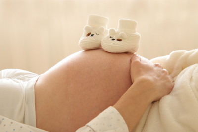 Μελέτη: Σπάνια η μετάδοση της Covid -19 από τη μητέρα στο μωρό της πριν, στη διάρκεια ή μετά τη γέννα