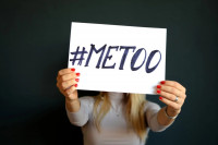 Το 81% των γυναικών έχει βιώσει τουλάχιστον 1 φορά σεξουαλική παρενόχληση στην εργασία