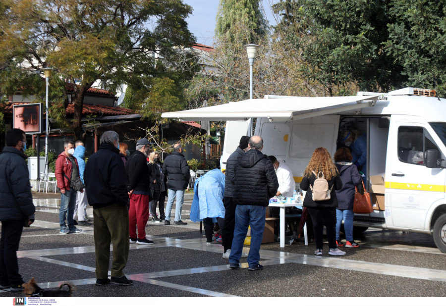 Πάνω από 11.800 κρούσματα, 51 νεκροί και 425 διασωληνωμένοι