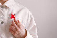 Παγκόσμια Ημέρα AIDS: Ο ιός μπορεί να έγινε χρόνια διαχειρίσιμη λοίμωξη, το «στίγμα» όμως παραμένει