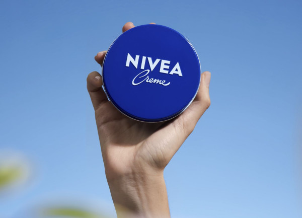 Από το Αμβούργο στον κόσμο: Η NIVEA γιορτάζει τα 100 χρόνια του εμβληματικού μπλε κουτιού της