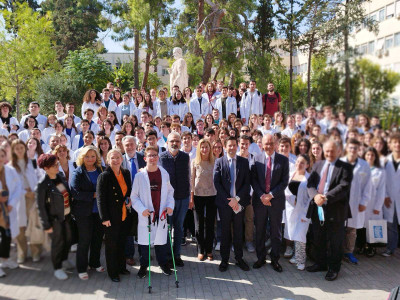 Ιατρική Σχολή Αθηνών: Υποδέχτηκε τους πρωτοετείς με την γιορτή της «Λευκής Ποδιάς»