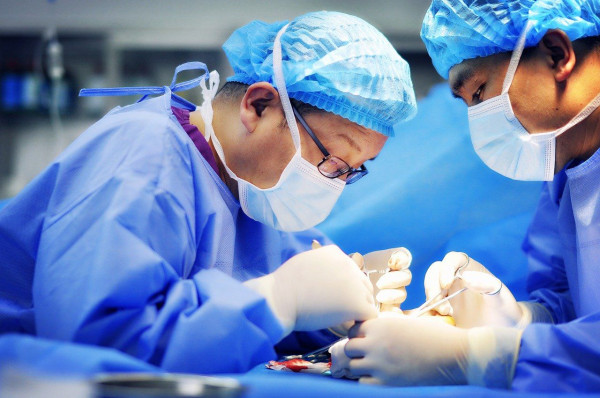ΗΠΑ: Η πρώτη μεταμόσχευση ολόκληρου οφθαλμικού βολβού σε ασθενή σε χειρουργείο 21 ωρών