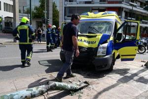 Πέντε τραυματίες σε τροχαίο με ασθενοφόρο - Ελεγχόμενη η κατάστασή τους