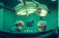 ΟΕΝΓΕ: «Καταστροφική» η νέα μείωση χειρουργικών επεμβάσεων στο 80%